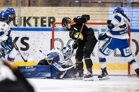 Leksands målvakt Eveliina Suonpää och Brynäs Hanna