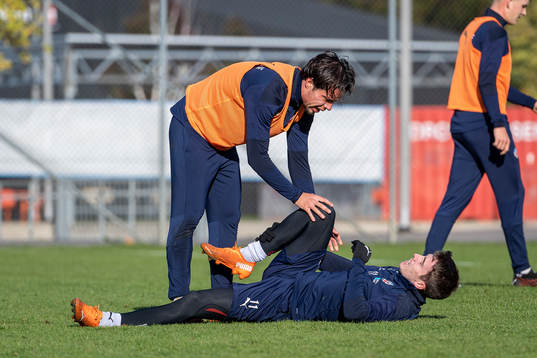 Erik Figueroa kollar till Adam Eriksson