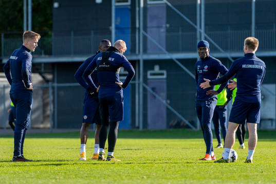 Helsingborgs spelare i en diskussion