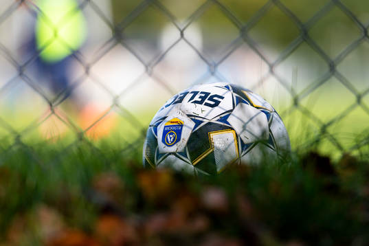 En fotboll med Allsvenskans logotype ligger på