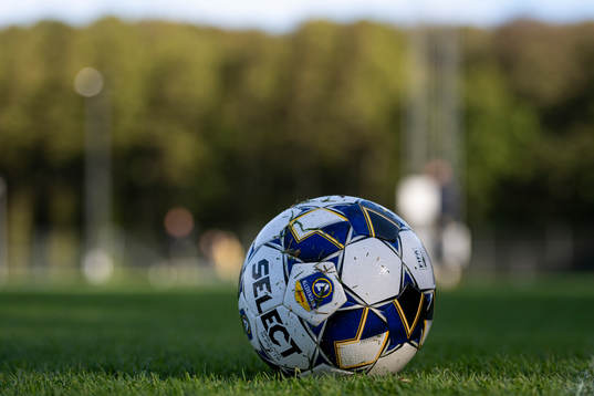 En fotboll med Allsvenskans logotype ligger på