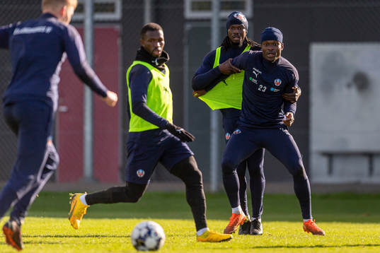 Kebba Ceesay håller fast Noel Mbo