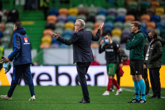 head coach Janne Andersson of Sweden looks dejected