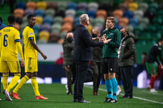 head coach Janne Andersson of Sweden in a discussion with