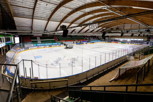 Interiör vy av Nelson Garden Arena före ishockeymatchen i