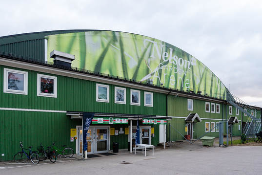 Exteriör vy av Nelson Garden Arena före ishockeymatchen i