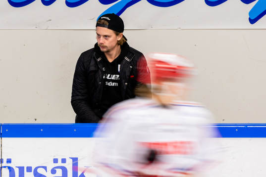 Timrås Jonathan Dahlén i avbytarbåset före