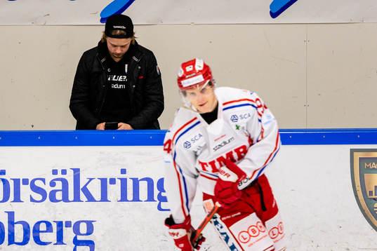 Timrås Jonathan Dahlén i avbytarbåset före