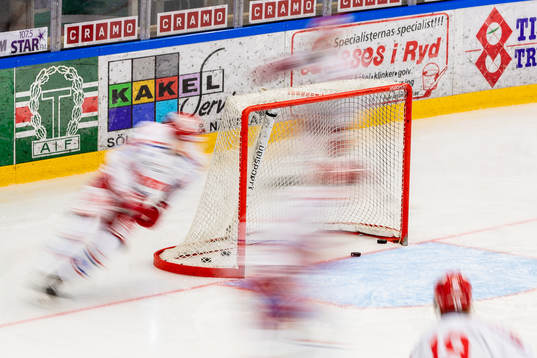 Timrås spelare värmer upp före ishockeymatchen i