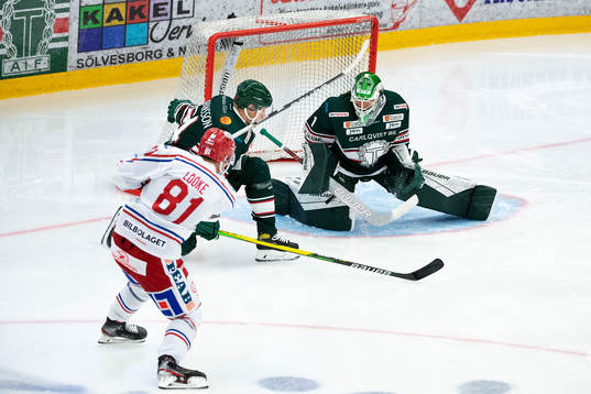 Timrås Jens Lööke och Tingsryds målvakt Andreas