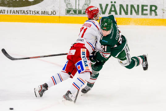 Timrås Jakob Ragnarsson tacklar Tingsryds Filip Cederqvist
