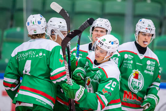Rögles William Gustavsson jublar tillsamman med lagkamrater