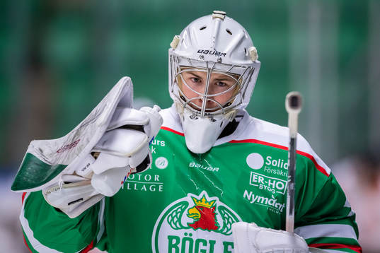 Rögles målvakt Max Lundgren innan ishockeymatchen i J20