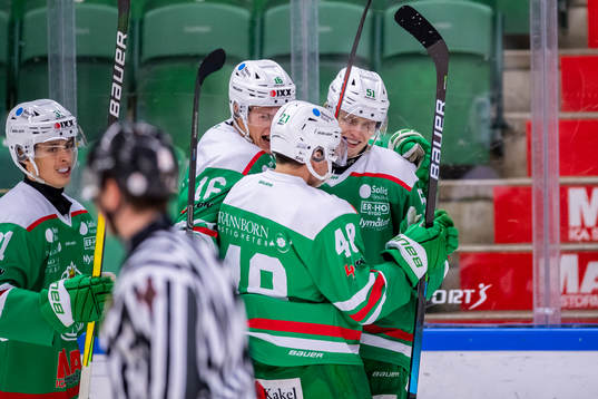 Rögles Hampus Karlsson  jublar tillsamman med lagkamrater