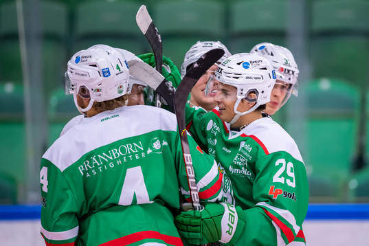 Rögles William Gustavsson jublar tilsammans med lagkamrater