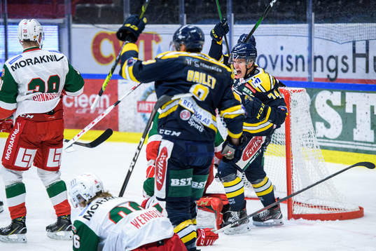 Södertäljes Rasmus Kahilainen jublar