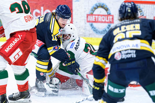 Södertäljes Samuel Fagemo och Moras målvakt Matteus Ward