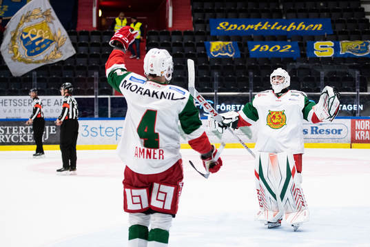 Moras målvakt Matteus Ward och Viktor Amnér jublar