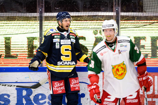 Södertäljes Matt Bailey reagerar