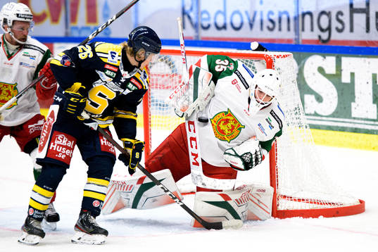 Moras målvakt Matteus Ward med en räddning framför