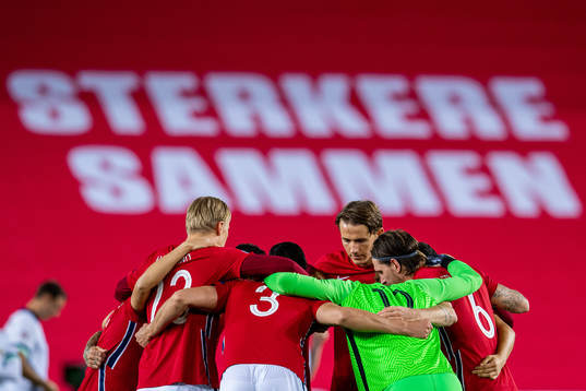 Sander Berge and the players of Norway