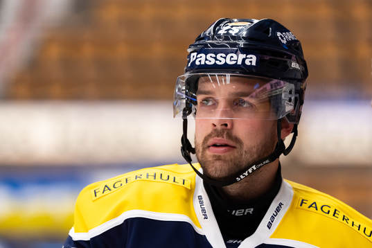 s Axel Holmström innan ishockeymatchen i SHL mellan HV71