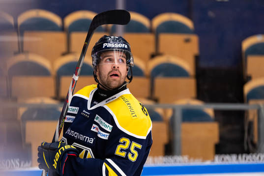 s Axel Holmström innan ishockeymatchen i SHL mellan HV71
