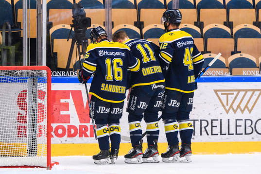 s Simon Önerud får hjälp av isen