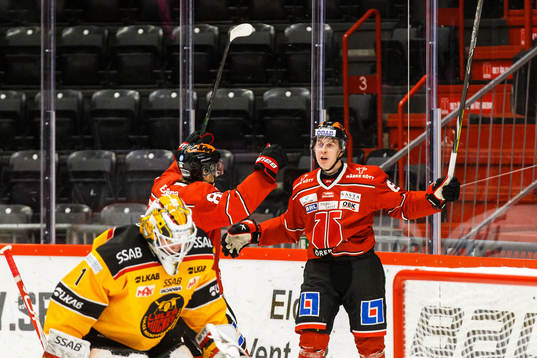 Örebros Robert Leino jublar