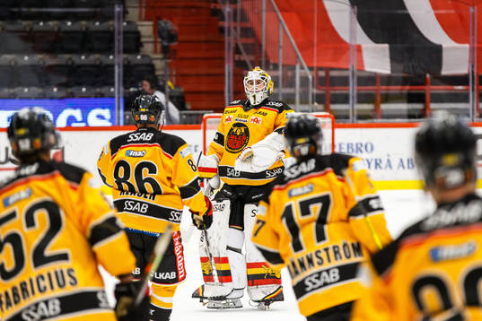 Luleås målvakt Jesper Wallstedt jublar med lagkamrater