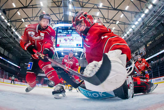 Örebros Gustav Backström och målvakt Jhonas Enroth