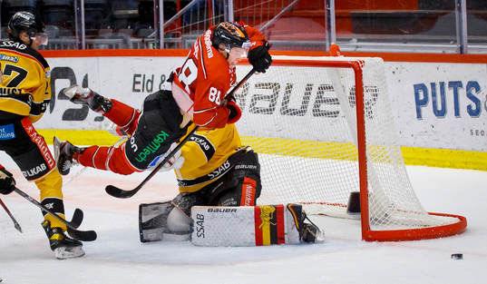 Örebros Joonas Rask faller