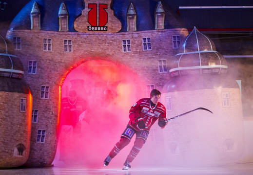 Örebros Lukas Pilö gör entre ut Örebro slott
