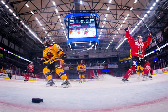 Örebros Mathias Bromé jublar vid 1-0 målet och Luleås