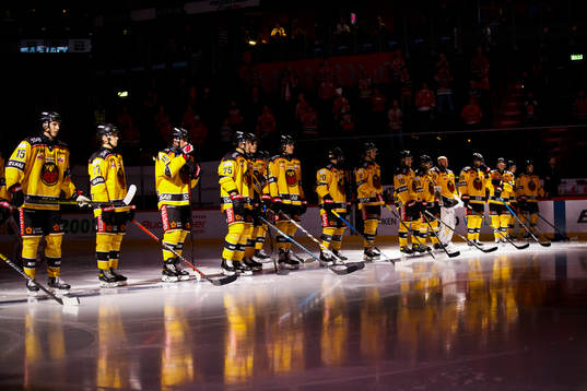Luleå spelarna står på rad på isen