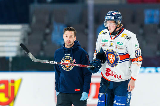 Växjös Fredrik Karlström får hjälp av isen