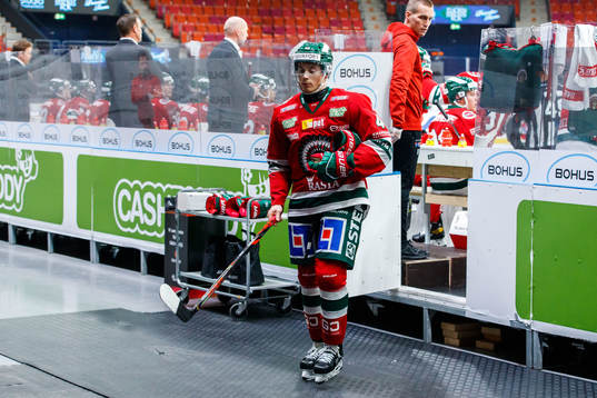 Frölundas Joel Mustonen lämnar isen