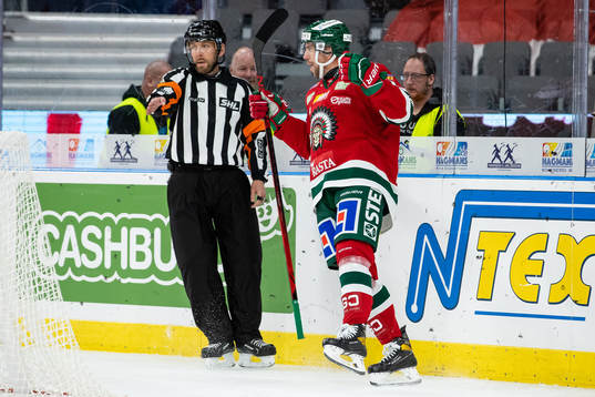 Domare Marcus Linde tecknar för mål bredvid 1-0