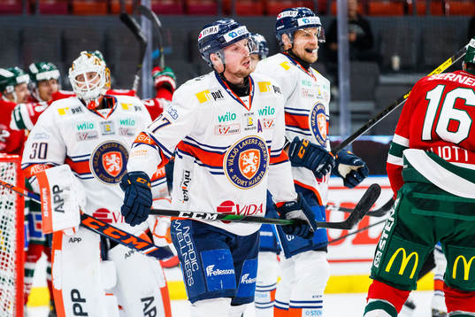 Växjös målvakt Viktor Fasth och Martin Lundberg deppar