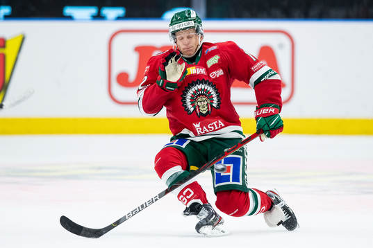Frölundas Max Friberg täcker ett skott