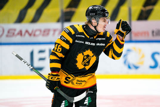 Skellefteås Jonatan Berggren jublar