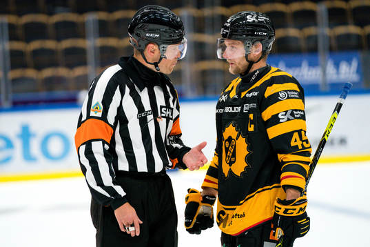 Domare Tobias Björk och Skellefteås Oscar Möller