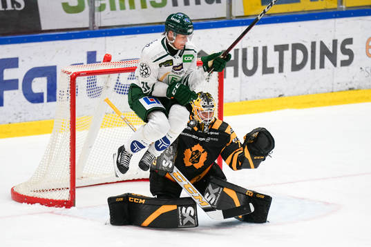Färjestads Carl Jakobsson och Skellefteås målvakt Arvid