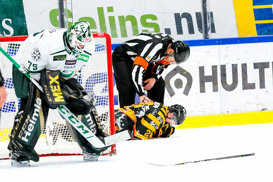 Skellefteås Jesper Frödén fick en klubba i ansiktet och