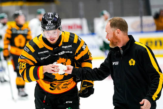 Skellefteås Jesper Frödén fick en klubba i ansiktet och