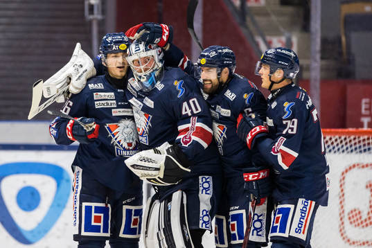 Linköpings målvakt Jussi Rynnäs jublar med lagkamrater