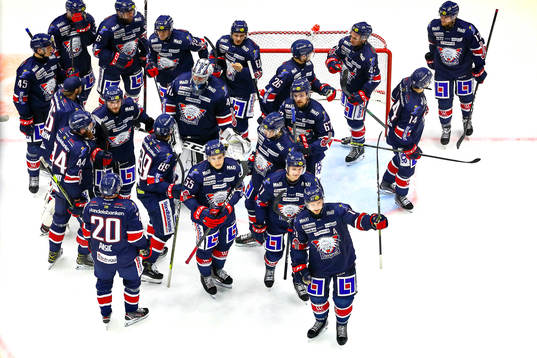 Linköpings spelare jublar och tackar målvakt Jussi Rynnäs