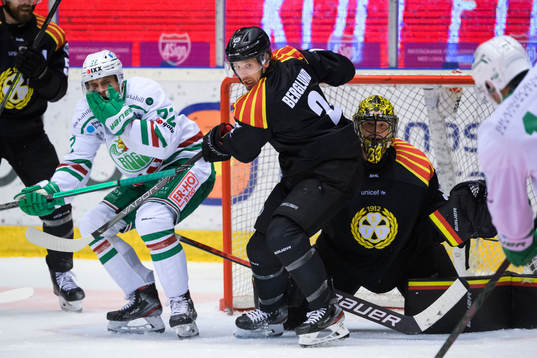 Rögles Daniel Zaar i en kamp mot Brynäs Kristofer