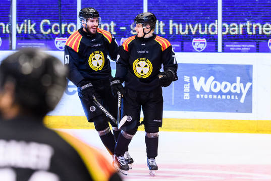 Brynäs John Persson och Daniel Mannberg jublar