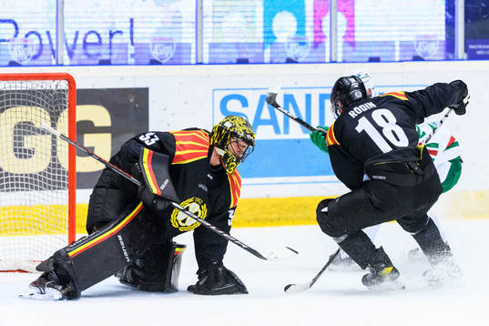 Brynäs målvakt Samuel Ersson räddar framför Rögles